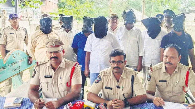 భూ అక్రమాలకు పాల్పడిన ఏడుగురి అరెస్టు