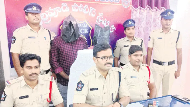 యువకుడి హత్య కేసులో ఇద్దరు అరెస్ట్‌ 