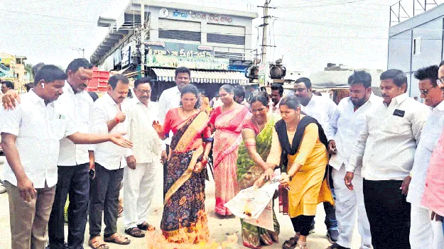 సాక్షి జర్నలిస్టులు కృష్ణంరాజు, కొమ్మినేనిపై చర్యలు తీసుకోవాలి