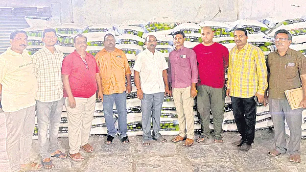 దర్శిలో నిల్వ ఉంచిన రేషన్‌బియ్యాన్ని పట్టుకున్న అధికారులు