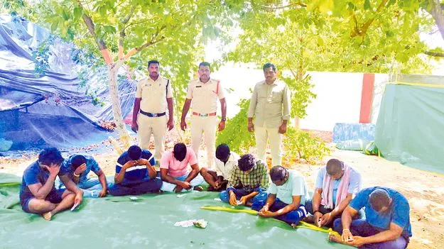 Velamavaripalem: పేకాట స్థావరంపై పోలీసుల దాడి