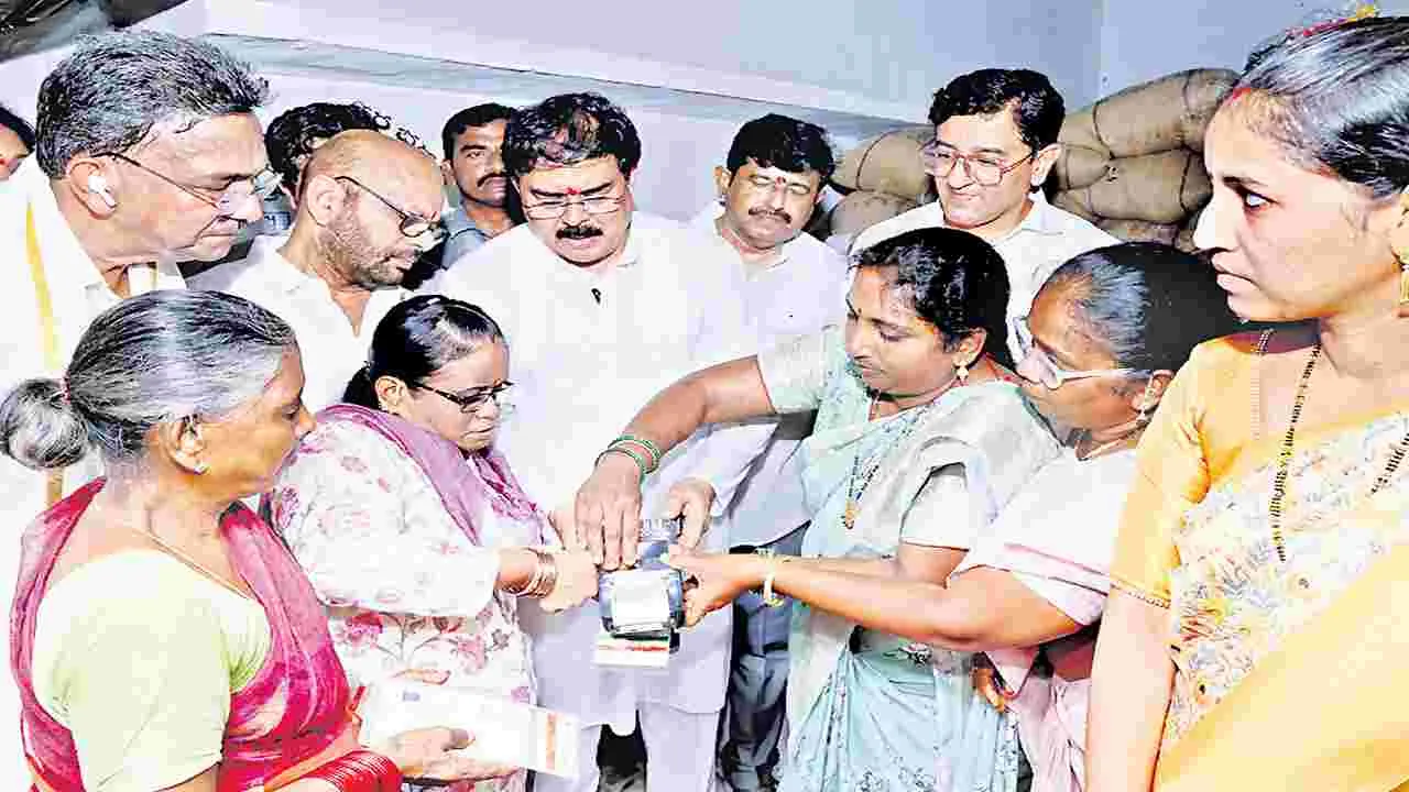 Minister Nadendla Manohar: అన్ని రేషన్‌ షాపుల్లో  సీసీ కెమెరాలు