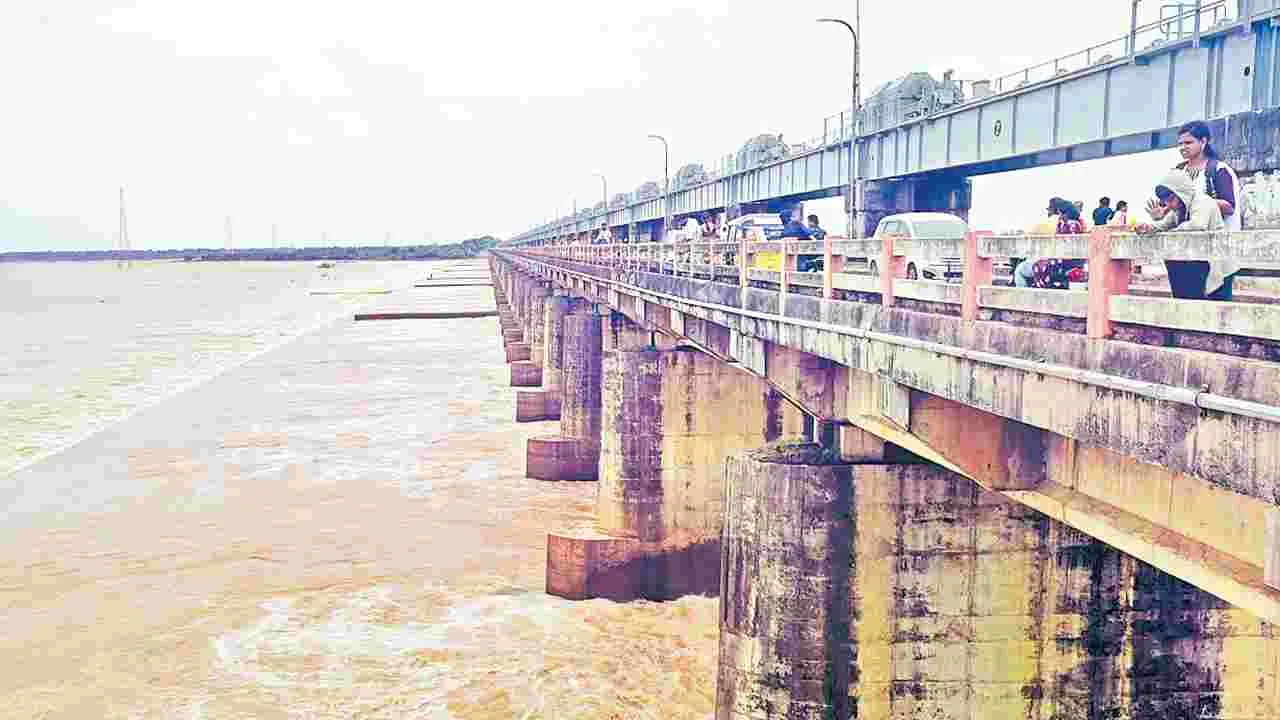 Godavari River Levels: శబరి, సీలేరు వరదతో ఎరుపెక్కిన గోదావరి