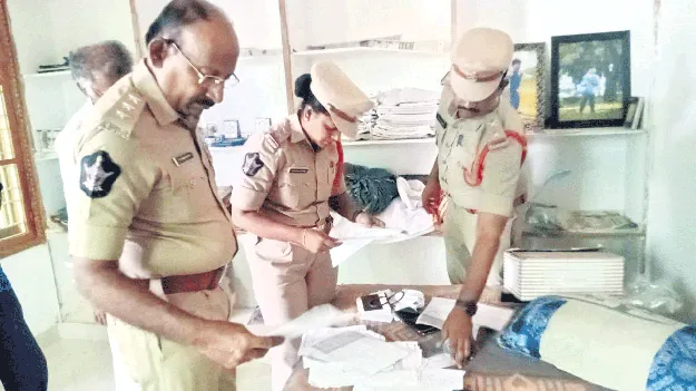 వీరయ్య హత్య కేసు నిందితుడి ఇంట్లో పోలీసుల తనిఖీలు