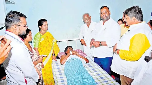 Minister Mandipalli Ramprasad: ఆంధ్రజ్యోతి ఫొటోగ్రాఫర్‌కు మంత్రి పరామర్శ 