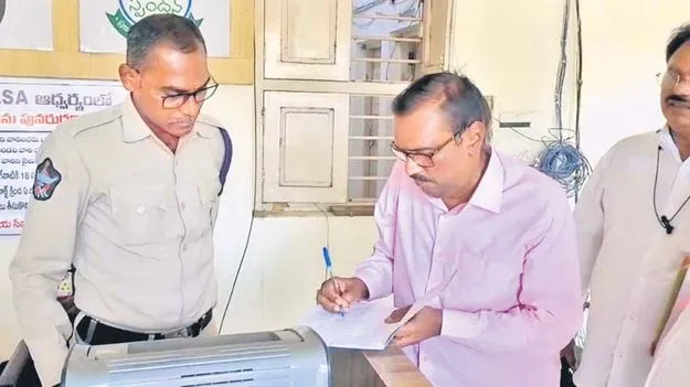 Court orders: తాడేపల్లి పోలీసు స్టేషన్‌కు కొమ్మినేని 