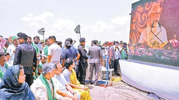 Annadata Sukhibhava Program: పొలాల్లో.. మంచాలపై కూర్చొని