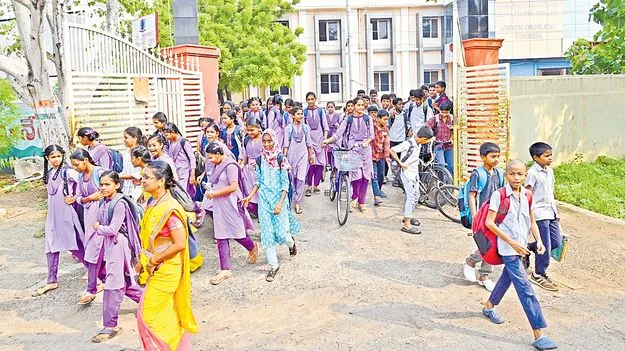 School Reopening: గందరగోళంగా బడుల పునఃప్రారంభం