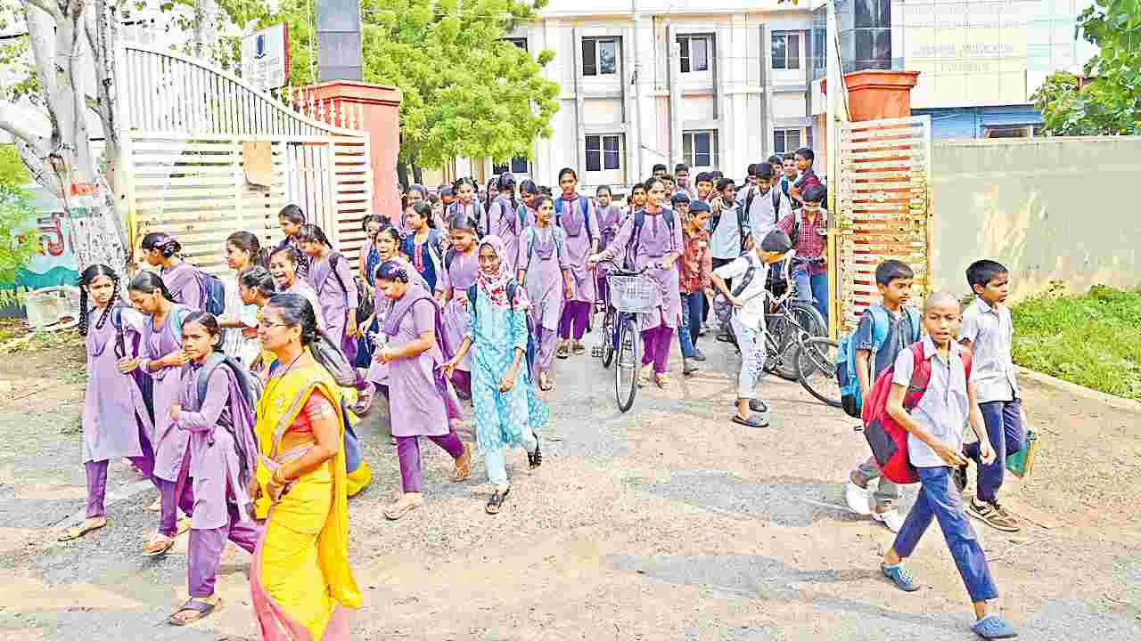 School Reopening: గందరగోళంగా బడుల పునఃప్రారంభం