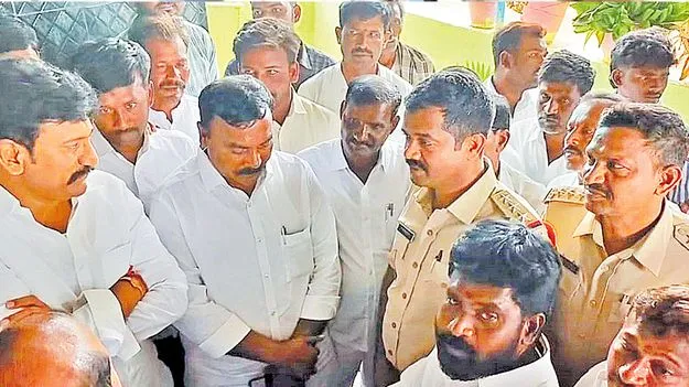 Chalo Peruru Protest: పరామర్శ పేరుతో హల్చల్
