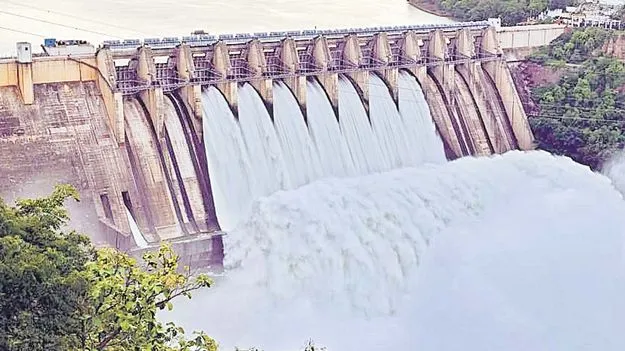 Srisailam Dam: శ్రీశైలానికి తగ్గిన వరద ఆరు గేట్ల నుంచి నీటి విడుదల