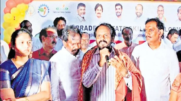 Narsapuram ZP High School: హ్యాట్సాఫ్‌ మాస్టారూ