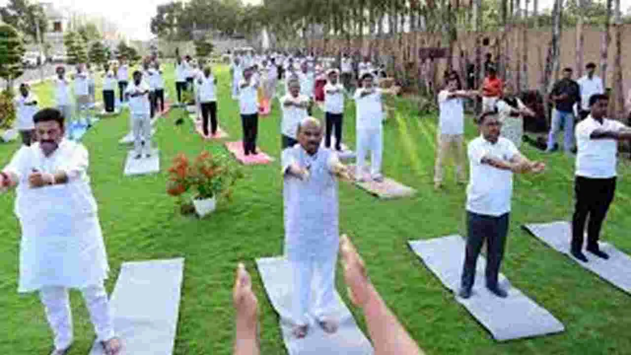 విద్యార్థి దశలోనే యోగా శిక్షణ: అయ్యన్న