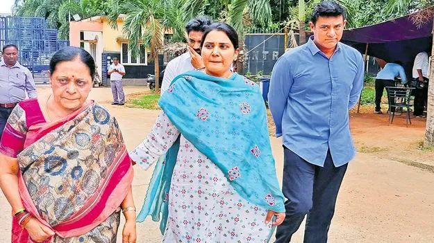 Rajamahendravaram: జైల్లో మిథున్‌రెడ్డిని కలిసిన తల్లి ములాఖత్‌లో చెల్లి, బావ కూడా..