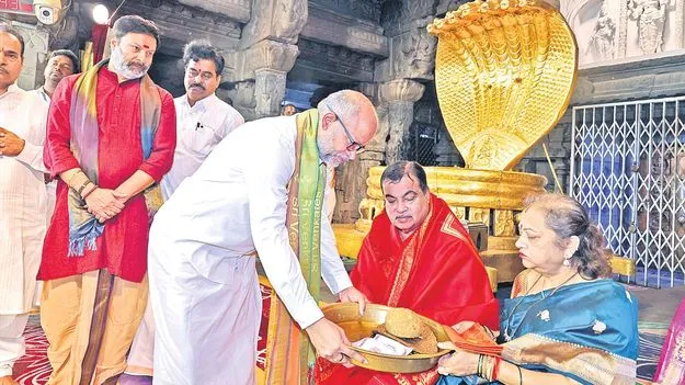 Tirumala: శ్రీవారి సన్నిధిలో గడ్కరీ దంపతులు
