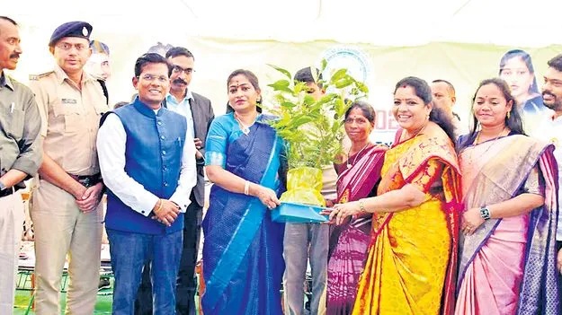 Minister Anitha: గంజాయి సాగు మానండి.. ఉద్యాన మొక్కలు పెంచండి