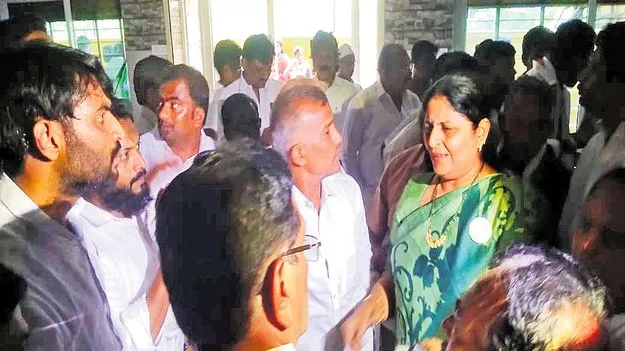 Kadapa: కాంగ్రెస్ రెబల్స్ సభ రసాభాస