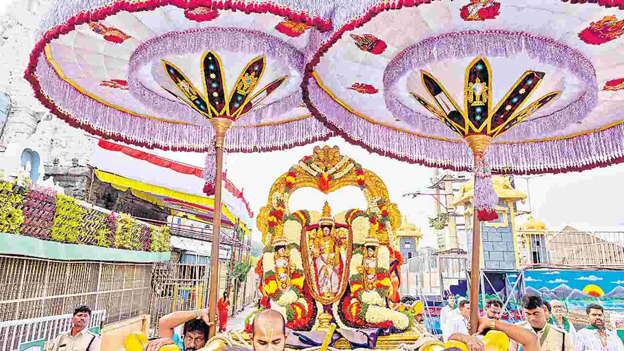 తిరుమలలో ముగిసిన జ్యేష్ఠాభిషేకం మరోసారి స్వర్ణ కవచంతో మలయప్ప దర్శనం