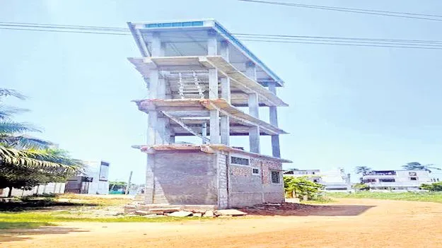 Palakoderu: అరసెంటు స్థలంలో మూడు అంతస్థుల భవనమా?