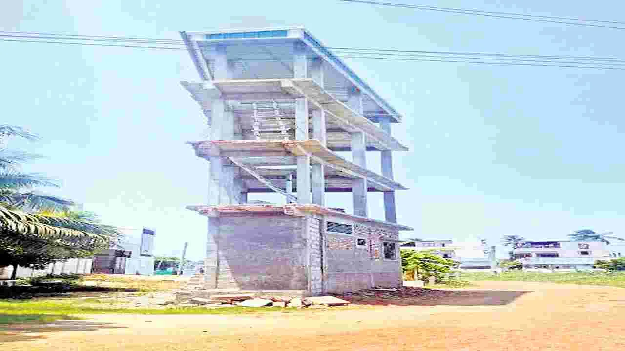  Palakoderu: అరసెంటు స్థలంలో మూడు అంతస్థుల భవనమా?