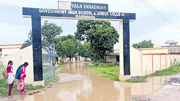 దారిలేక విద్యార్థులకు ఇక్కట్లు