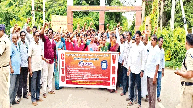 వీఆర్‌ఏలకు పే స్కేల్‌ అమలు చేయాలి 