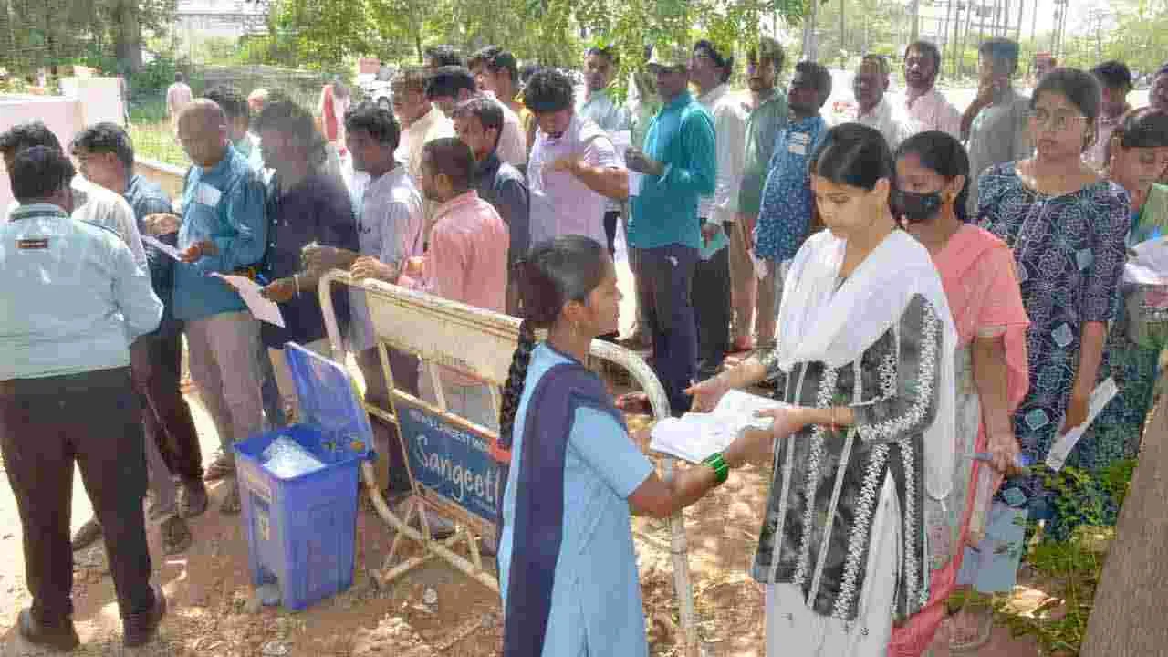 మెగా డీఎస్సీ పరీక్షలు ప్రారంభం.. హాజరైన అభ్యర్థులు