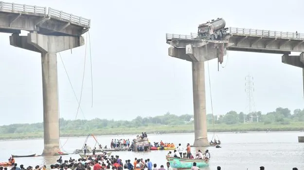Vadodara Bridge Collapse: నిర్లక్ష్యం కూల్చిన వంతెన 