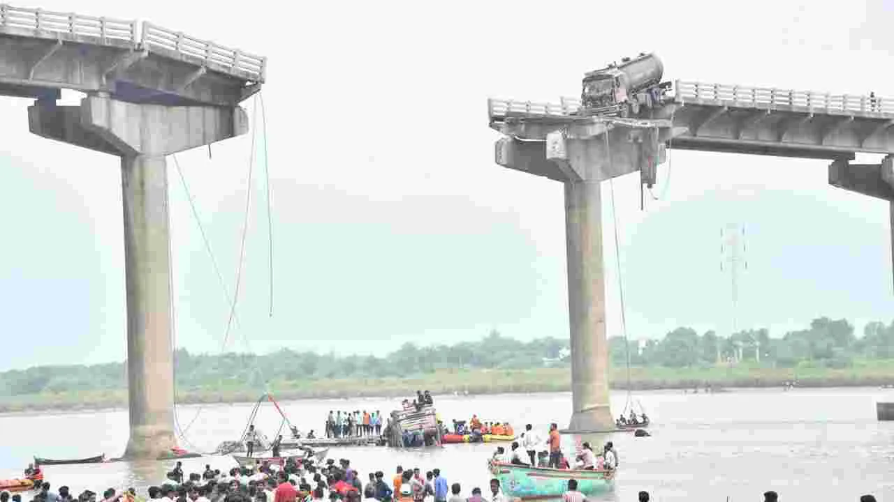 Vadodara Bridge Collapse: నిర్లక్ష్యం కూల్చిన వంతెన 