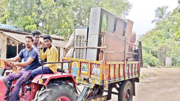  తట్టా బుట్టా సర్దుకుని..