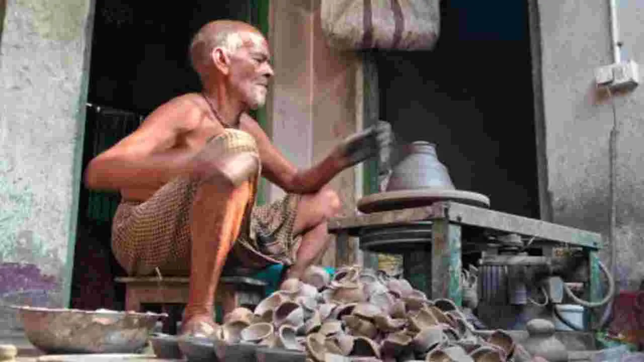 Vishwakarma Community: విశ్వకర్మలకు చేయూతనందించాలి