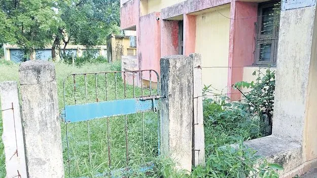 ఉక్కు ఉద్యోగులకు శిధిల క్వార్టర్లు!