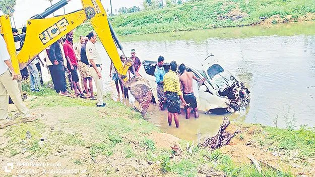 Kurnool Car Accident: ఎల్లెల్సీ కాలువలోకి దూసుకెళ్లిన కారు