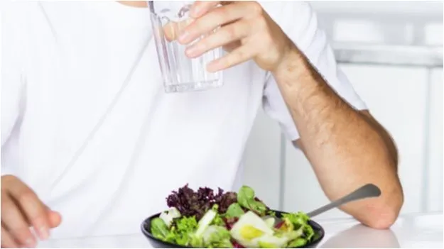 Cold Water: వేడి ఆహారం తిన్న వెంటనే చల్లటి నీరు తాగుతున్నారా.. ఈ నష్టాలు తెలుసుకోండి.!