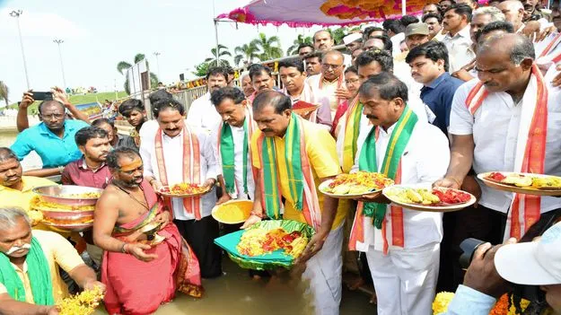 కృష్ణమ్మ దరికి గోదారి