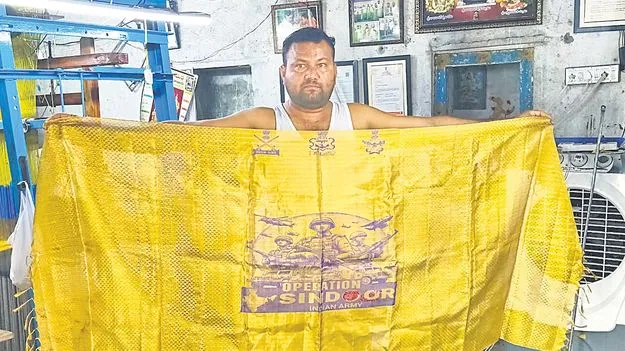 Handcrafted Shawl: అగ్గిపెట్టెలో పట్టే ఆపరేషన్ సింధూర్ శాలువా