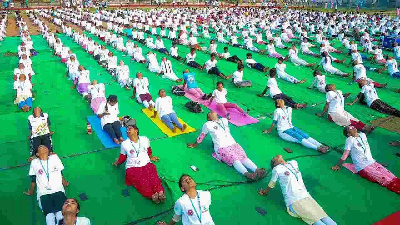 Yogandhra: భీమవరంలో యోగాంధ్ర కార్యక్రమం.. పాల్గొన్న కేంద్రమంత్రి శ్రీనివాస్ వర్మ