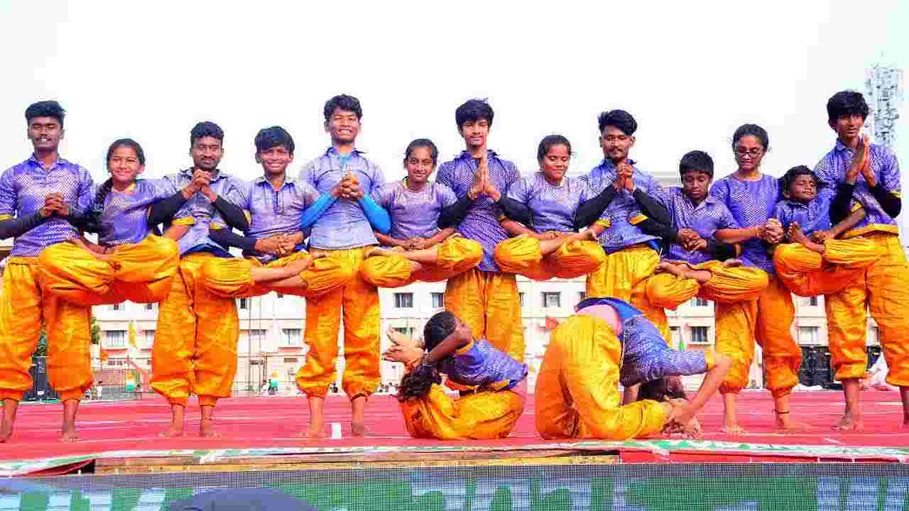 Yogandhra: భీమవరంలో యోగాంధ్ర కార్యక్రమం.. పాల్గొన్న కేంద్రమంత్రి శ్రీనివాస్ వర్మ