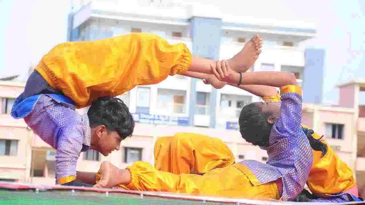 Yogandhra: భీమవరంలో యోగాంధ్ర కార్యక్రమం.. పాల్గొన్న కేంద్రమంత్రి శ్రీనివాస్ వర్మ