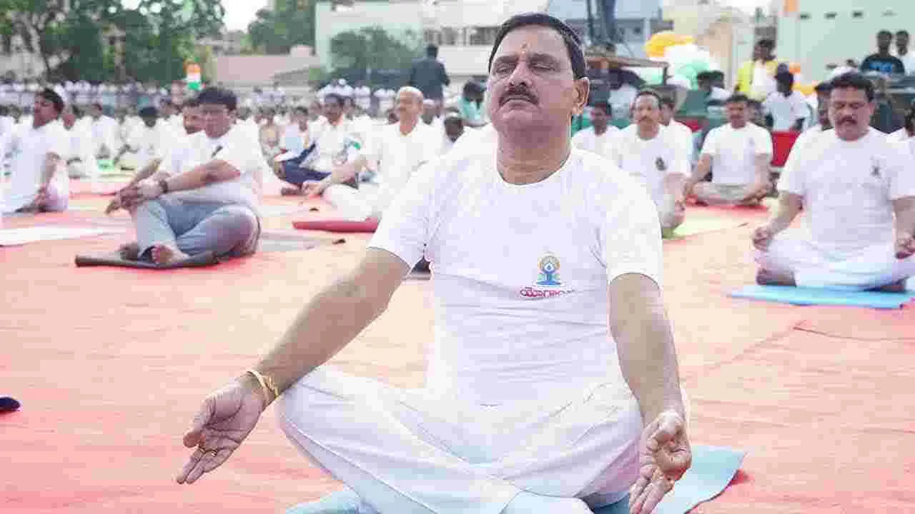 Yogandhra: భీమవరంలో యోగాంధ్ర కార్యక్రమం.. పాల్గొన్న కేంద్రమంత్రి శ్రీనివాస్ వర్మ