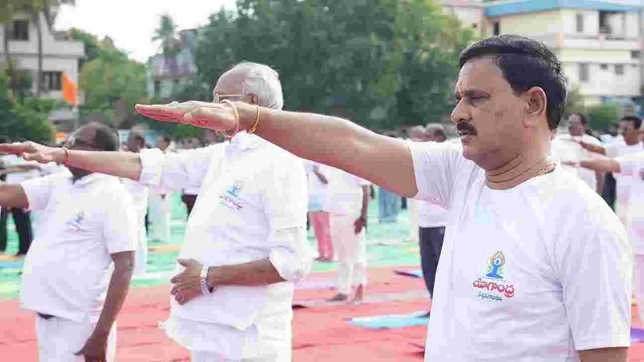 Yogandhra: భీమవరంలో యోగాంధ్ర కార్యక్రమం.. పాల్గొన్న కేంద్రమంత్రి శ్రీనివాస్ వర్మ
