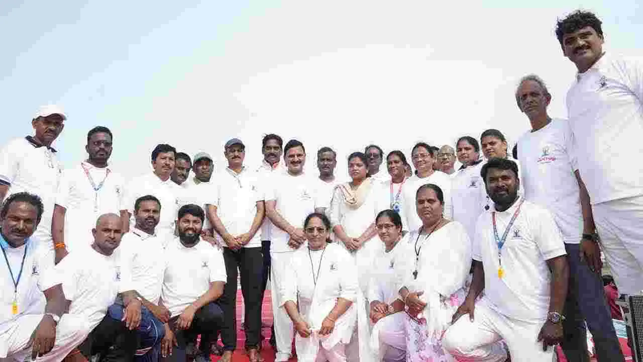 Yogandhra: భీమవరంలో యోగాంధ్ర కార్యక్రమం.. పాల్గొన్న కేంద్రమంత్రి శ్రీనివాస్ వర్మ