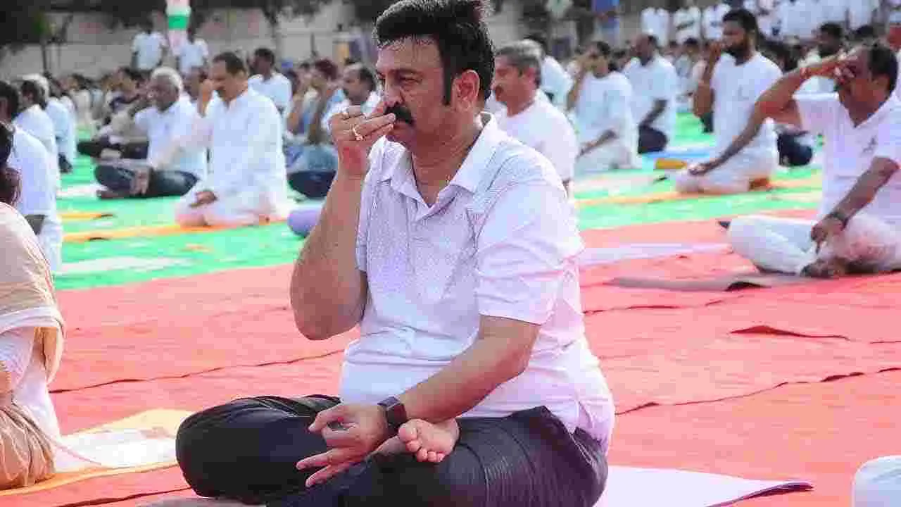 Yogandhra: భీమవరంలో యోగాంధ్ర కార్యక్రమం.. పాల్గొన్న కేంద్రమంత్రి శ్రీనివాస్ వర్మ