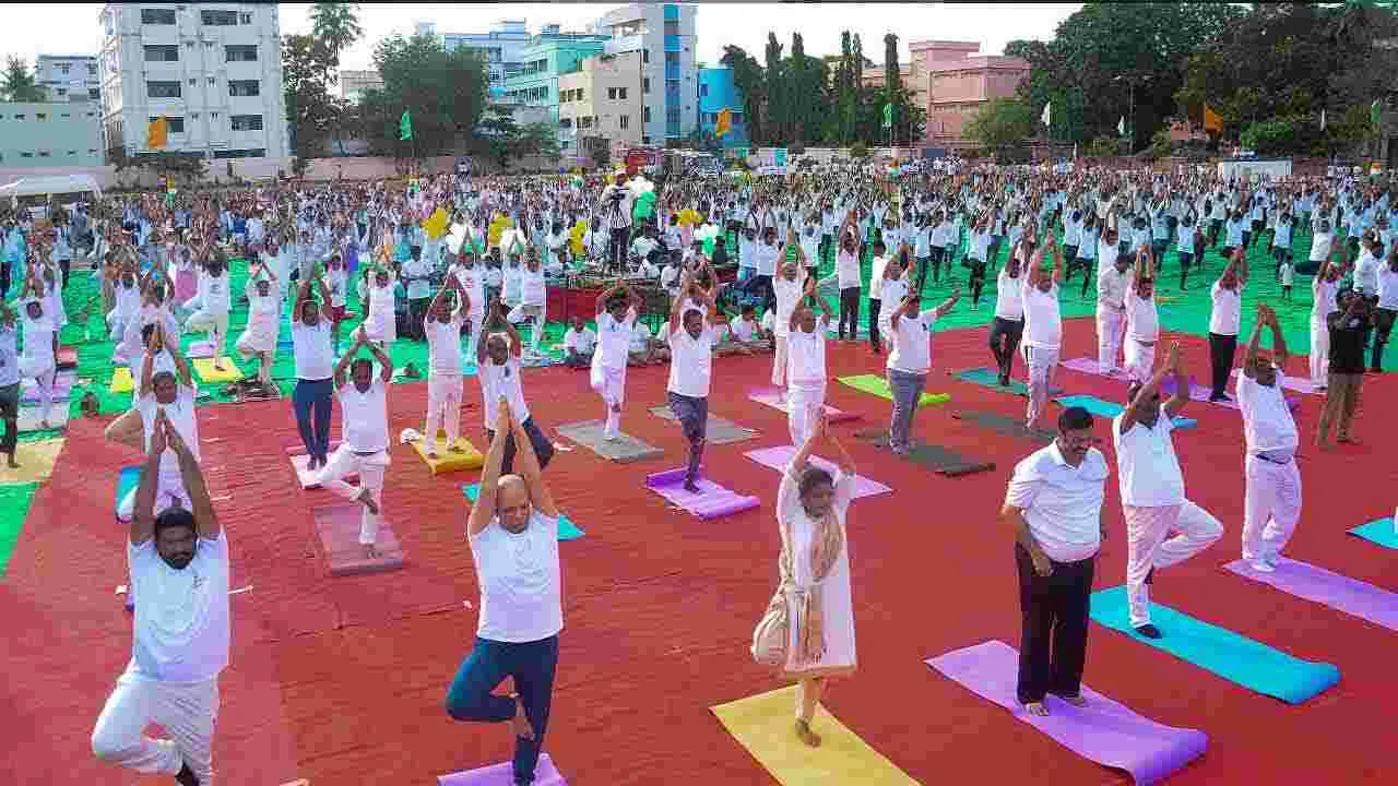 Yogandhra: భీమవరంలో యోగాంధ్ర కార్యక్రమం.. పాల్గొన్న కేంద్రమంత్రి శ్రీనివాస్ వర్మ