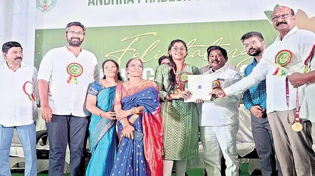 విద్యార్థులు ఉన్నత స్థానాలకు ఎదగాలి