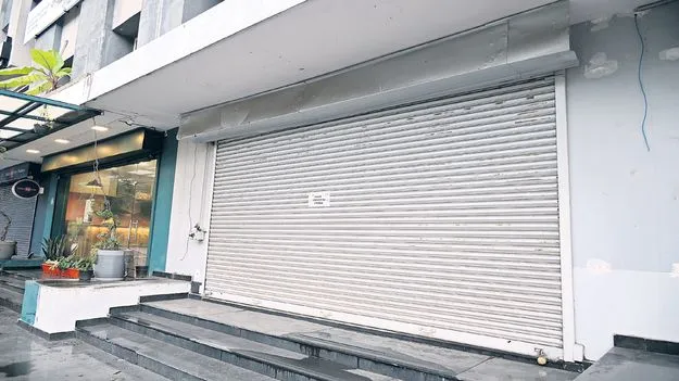 వీఎంఆర్‌డీఏ వేలం పాటల్లో బినామీలు