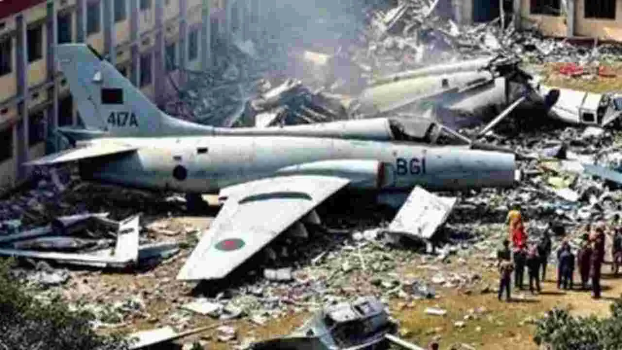 Bangladesh Plane Crash: స్కూలుపై కూలిన విమానం