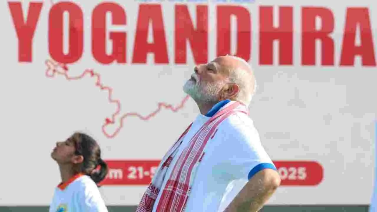 గిన్నిస్ బుక్ రికార్డు సృష్టించిన విశాఖ యోగాంధ్ర