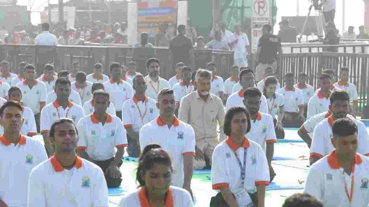గిన్నిస్ బుక్ రికార్డు సృష్టించిన విశాఖ యోగాంధ్ర