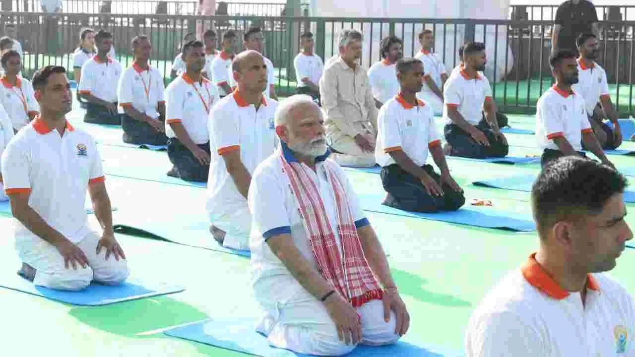 గిన్నిస్ బుక్ రికార్డు సృష్టించిన విశాఖ యోగాంధ్ర